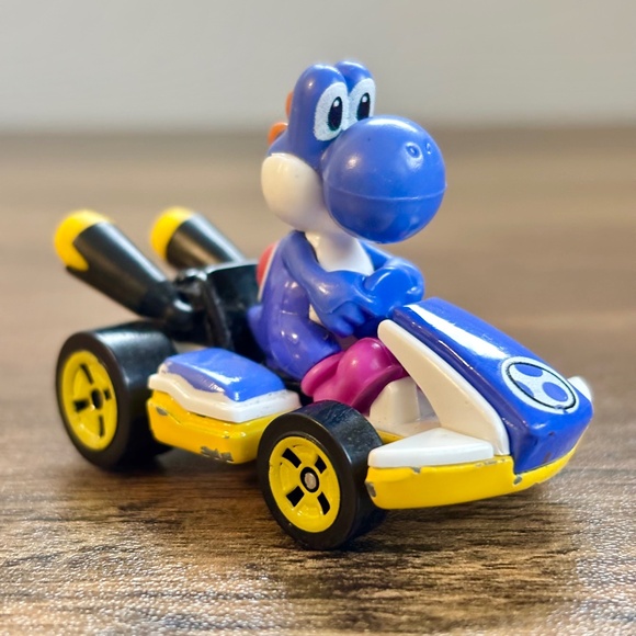 Nintendo HOT WHEELS 2018 Mario Bros Kart PURPLE YOSHI Diecast Standard Kart Car - Picture 1 of 8